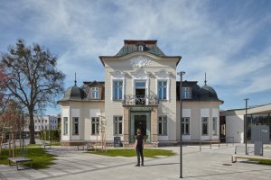 Před zahájením modernizace využívala městská knihovna pro své služby vilu z 19. století. Její prostory jí ale byly malé, proto se ji město rozhodlo rozšířit. (Městská knihovna v Rožnově pod Radhoštěm, ČTYŘSTĚN)