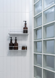 Příčka z luxfer je současně zástěnou sprchy. (Rekonstrukce bytu v panelovém domě v Praze na Gutovce; P2P.)