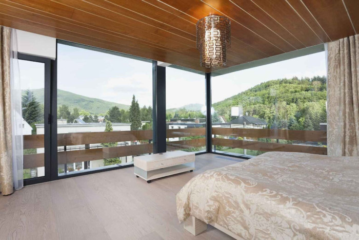 Dodavatel stavby byla  EB – stavební společnost (Rekonstrukce experimentálního domu v Rožnově pod Radhoštěm; Kamil Mrva)