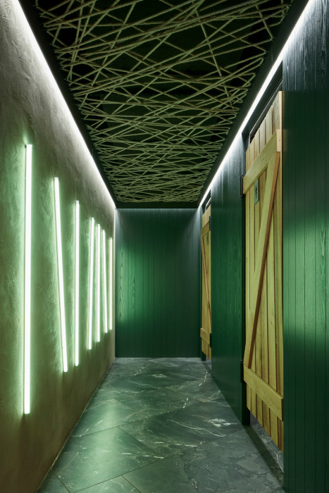 Steak Restaurant v prostorách bývalé STK autodílny, Komplits