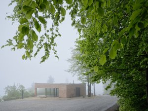 V případě špatného počasí se tu teď můžete schovat. (Brána Pusteven; henkai architekti)
