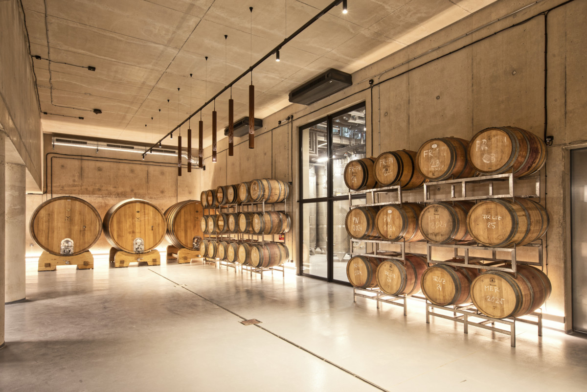 V suterénu se nachází například i tato místnost se sudy,  v případě potřeby ji lze využít i k degustacím. (ARTEVINI Resort & Winery u Velkých Pavlovic; znamení čtyř – architekti)