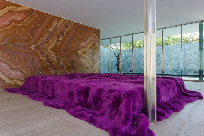 Glitching Mies, projekt Bernadette Krejs a Maxe Utecha, prostřednictvím performativního zásahu do barcelonského pavilonu zpochybňuje jeho modernistické principy materiálu, prostoru a užití.