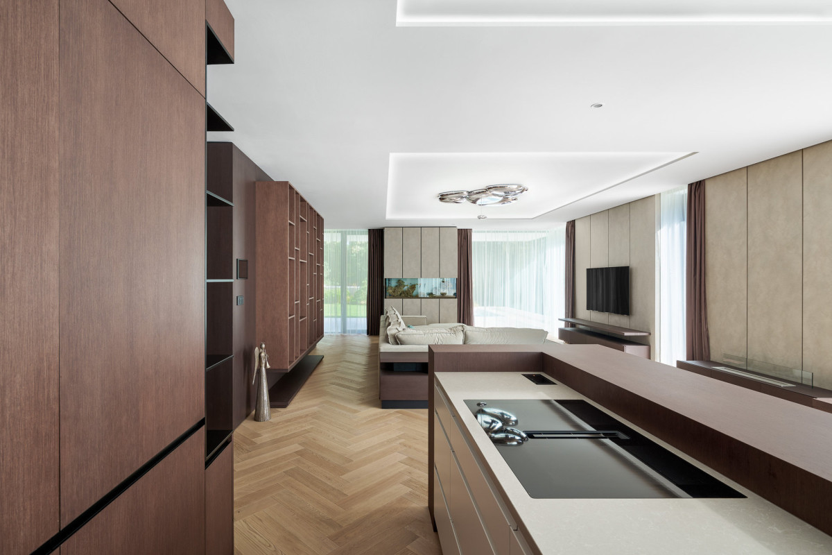 Pohled do kuchyně (Rodinná vila v Brně;  KYZLINK ARCHITECTS)