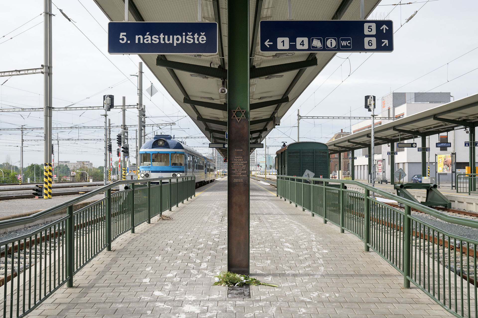 Památník přímo na 5. nástupišti