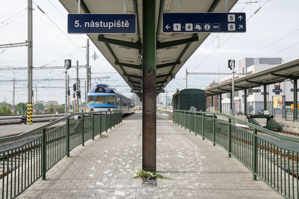 Památník přímo na 5. nástupišti