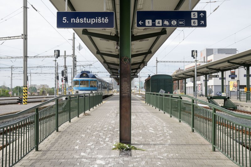 Památník přímo na 5. nástupišti