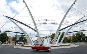 Mezi české architekty, kteří s múzami obcují nejdivočeji, patří Patrik Kotas. Jeho práci můžete znát z metra Střížkov, pražských tramvajových zastávek jako např. Hlubočepy, K Barrandovu a Geologická, ale také z Hradce Králové, kde navrhoval dopravní terminál nebo křižovatku U Koruny. Tento kruhový objezd stál 128 miliónů Kč. Uměleckou kvalitu ale radši se Zahou Hadid nesrovnávejme. / Patrik Kotas, Křižovatka U Koruny – foto