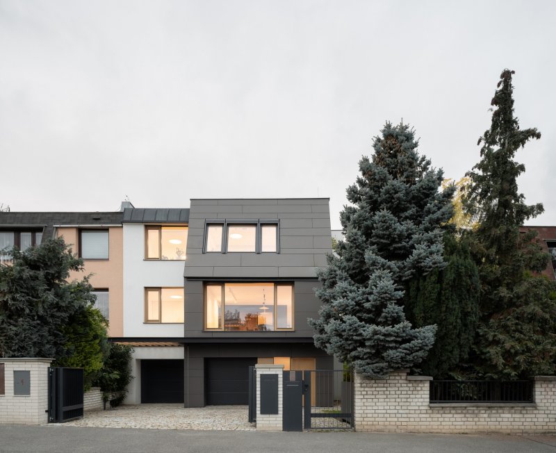 Přestavba řadového domu v Praze-Dědině od studia SOA architekti