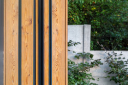 Ateliér LIPROJEKT s.r.o. zrealizoval rodinný dům obklopený zelení a výhledem do údolí.