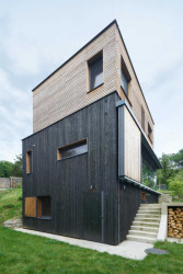 Architekti k sobě chytře komponují jednotlivé části stavby. V podzemním, tmavém patře je umístěno veškeré technické zázemí. (Chata v Posázaví, Studio Sporadical)