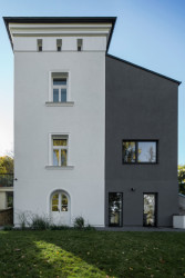 Zrekonstruovaná vila poblíž Prahy od Karnet architekti