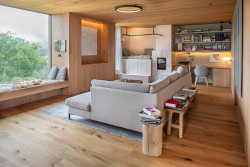 Světnice je celá provoněná dřevem. (OK PLAN ARCHITECTS, Rodinná bouda)