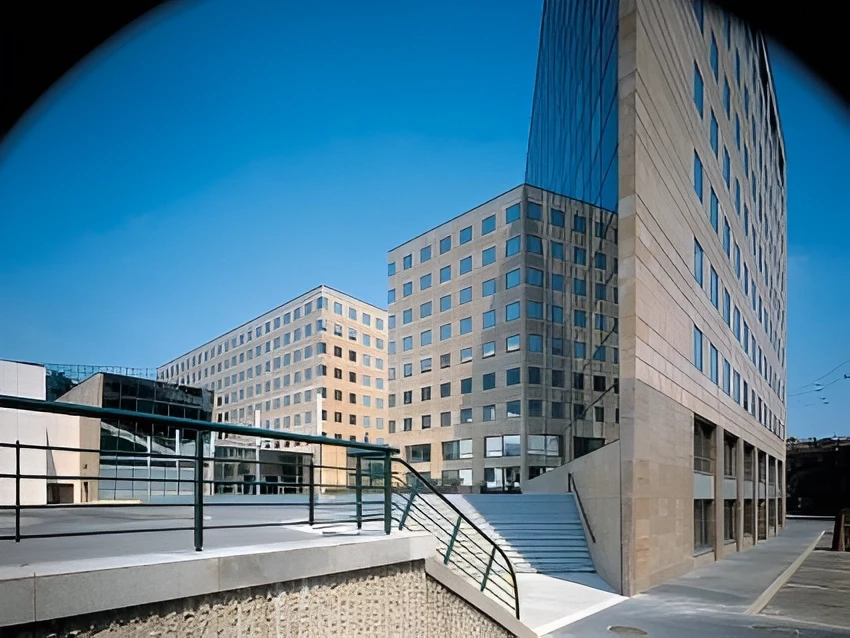 Ateliér Omicron-K založil v roce 1991 Martin Kotík. Na rozdíl od jiných velkých ateliérů vsadil na to, že vytvořil tvůrčí ateliér pod vedením jediného muže.