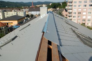 Škola v Zábřehu, skládaná střešní krytina - ilustrační foto