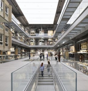 V&A East, nová galerie na východě Londýna od architektů ze studia O'Donnell + Tuomey. Uvnitř působí spíše jako depozitář.