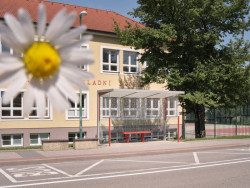 Přístřešek Nubo stojí ve Velké nad Veličkou při základní škole.