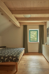 Pohled do ložnice v patře (Rodinný dům Chřibská od 0,5 Studio)