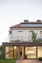 Vila rekonstruovaná PAPUNDEKL ARCHITEKTI se teď od svých sousedů přeci jen odlišuje. Přibyla k ní totiž nová přístavba směřující do zahrady. (Rekonstrukce a přístavba k vile v Praze-Vinohradech, PAPUNDEKL ARCHITEKTI)