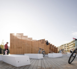 Revitalizace areálu kasáren ve Vysokém Mýtě, Barbora Srpková, Martin Lukáč: Pojítkem všech zón je dřevěný kiosek v centru areálu, kde je občerstvení, toalety a sklady