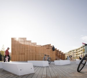 Revitalizace areálu kasáren ve Vysokém Mýtě, Barbora Srpková, Martin Lukáč: Pojítkem všech zón je dřevěný kiosek v centru areálu, kde je občerstvení, toalety a sklady