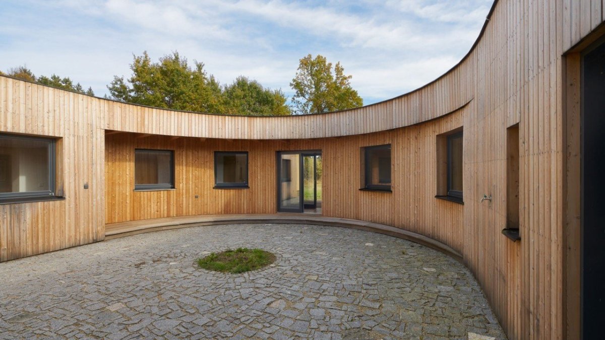 Sociální bydlení Sananim v Heřmani od architekta Jakuba Našince
