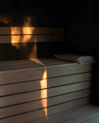 Nejhezčí je saunovat se v pozdním odpoledni. To do sauny svítí krásně paprsky slunce.