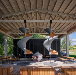 Bývalá garáž, nyni venkovní galerie (mar.s architects, obnova Žitného mlýna v Boršově nad Vltavou)