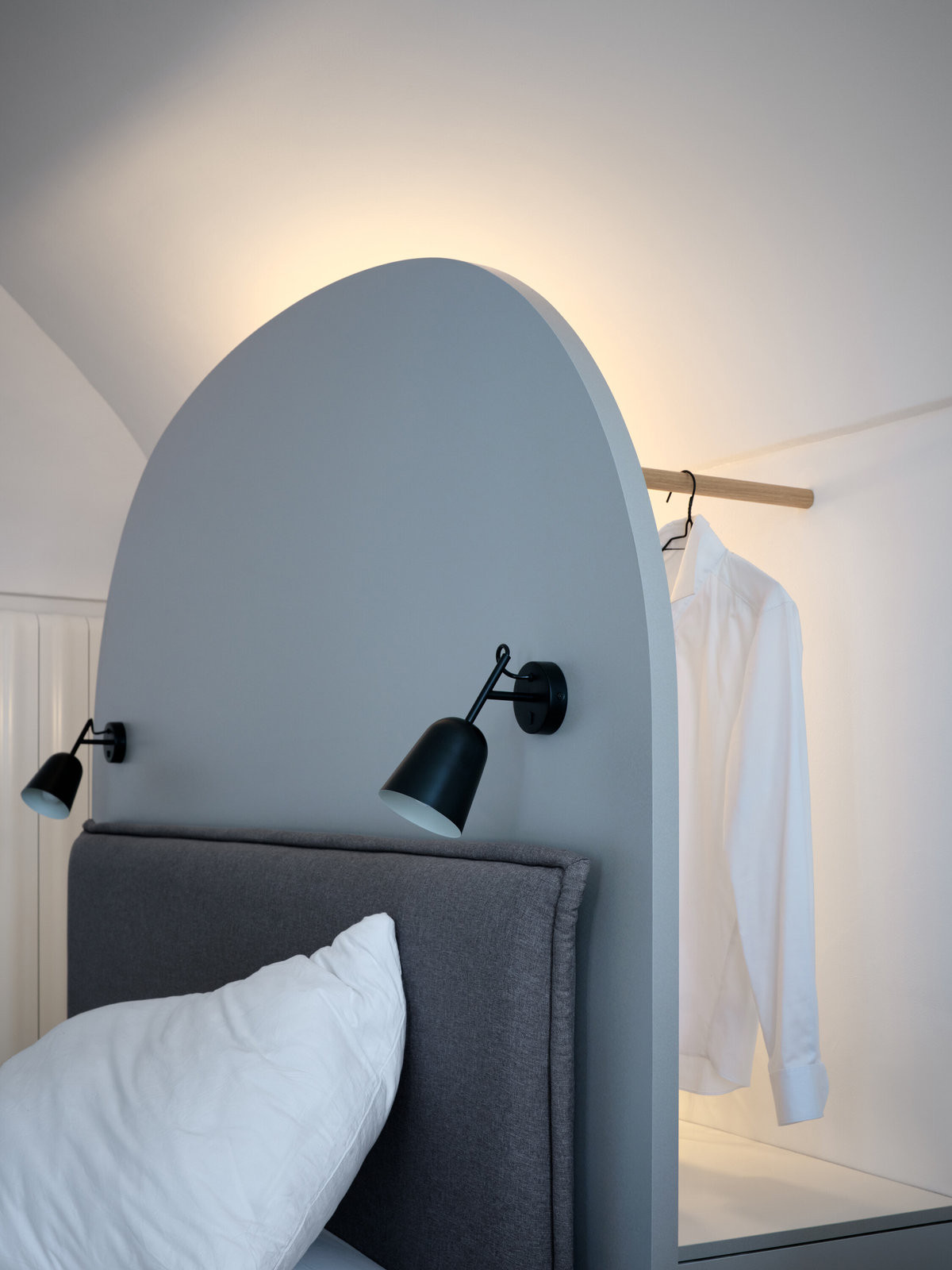 Úložný prostor za čelem postele (Rekonstrukce miniapartmánu; ateliér Tunicate)