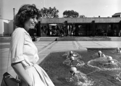 Na Malostranské byla i zahrada s kašnou od architektů Zdeňka Drobného a Otakara Kuči a výtvarníka Ladislava Jiránka. Voda tryskala z trysek kulovitého tvaru a tvořily se z ní „hříbky“. Pracuje se na rekonstrukci, hříbky možná znovu budou.