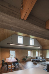 Obývací pokoj je propojený s kuchyní a otevírá se do krovu - architekti nechali místnost převýšit. (Rekonstrukce rodinného domu na Šumavě, Archport)