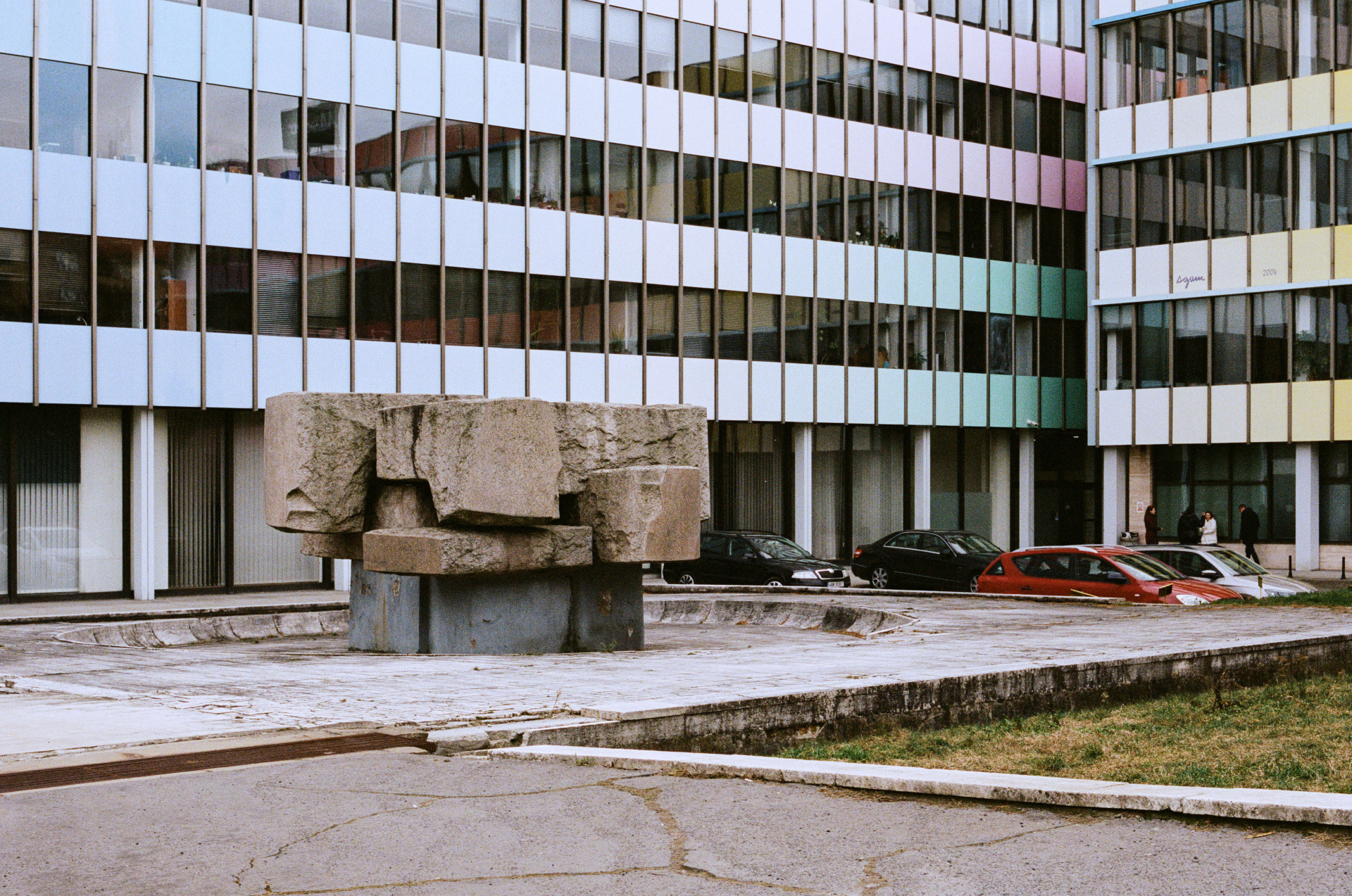 Na umělecká díla pro Chemapol-Investa byla v projektu vyčleněna suma v hodnotě 1, 8 milionu Kčs a probíhala na ně umělecká soutěž. Dodnes se zachovala pouze kašna od Karla Kronycha ve veřejném prostoru – a to hlavně kvůli své hmotnosti.