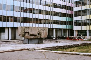 Na umělecká díla pro Chemapol-Investa byla v projektu vyčleněna suma v hodnotě 1, 8 milionu Kčs a probíhala na ně umělecká soutěž. Dodnes se zachovala pouze kašna od Karla Kronycha ve veřejném prostoru – a to hlavně kvůli své hmotnosti.