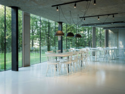 Škola z/lomu u Kamenné Lhoty, a69: Centrální prostor objektu je prostorný, zabírá většinu zastavěné plochy.