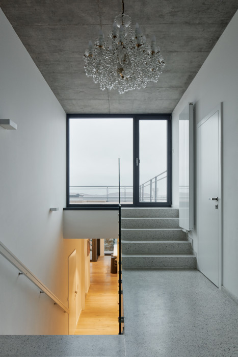 Dvě identické vily od studia Jestico + Whiles na jihozápadě Prahy