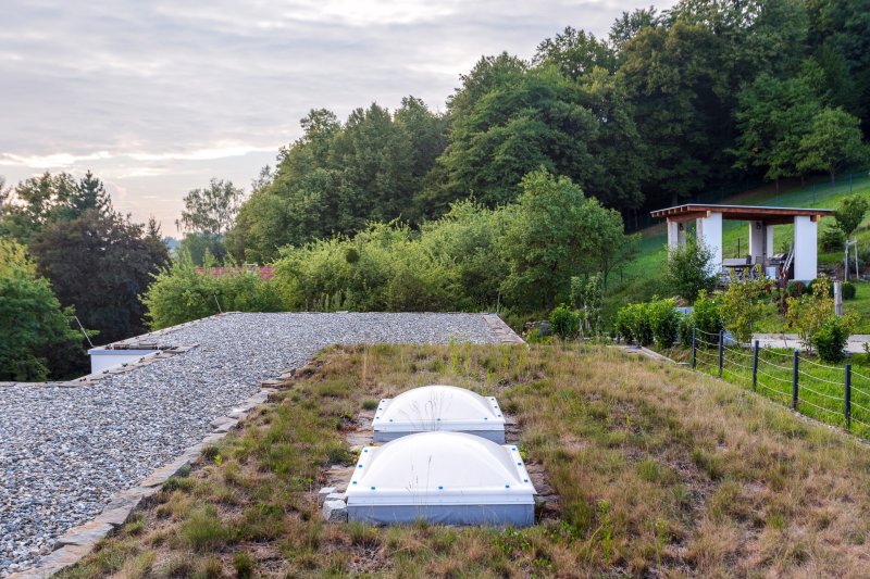 Ateliér LIPROJEKT s.r.o. zrealizoval rodinný dům obklopený zelení a výhledem do údolí.