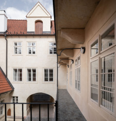 Barokní přestavba se pak projevila třeba v pavlačích. (Rekonstrukce Malého Buquoyského Paláce v Praze, Tereza Scheibová)