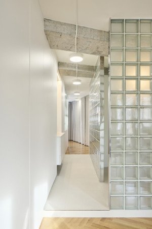 Působivé setkání materiálů: luxfery, beton, textilní závěsy. (Byt bez příček; RDTH architekti)