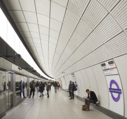 Nástupiště, vlaky jsou za skleněnou přepážkou. (Elisabeth Line v Londýně, Grimshaw, Maynard, Equation a Atkins)