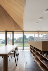 Rodinný dům od z pera architekta Tomáše Šeba a studia ROAR ve slovenské vesnici Palárikovo