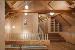 Ubytování v patře (Komunitní centrum v bývalé stodole, studio Raketoplán)