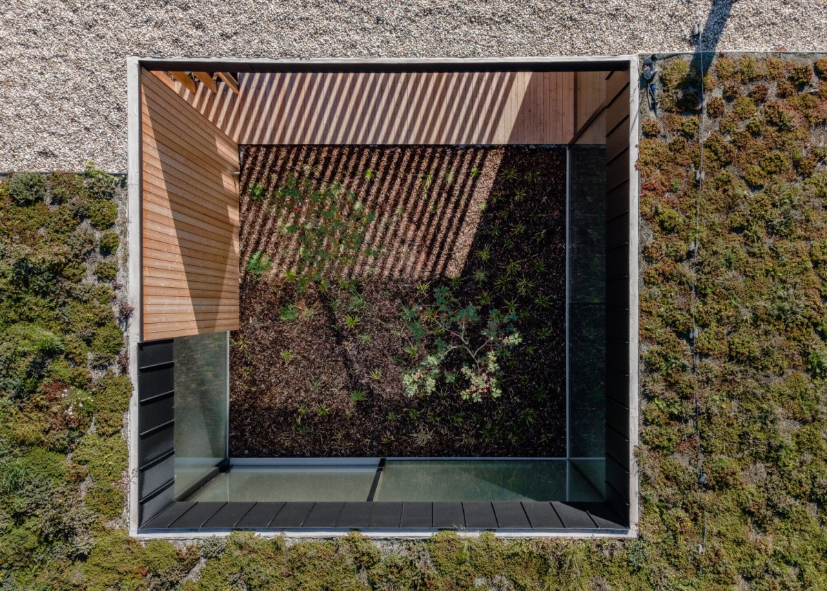 Rodinný dům v obci Borinka na Slovensku, ateliér Kubis Architekti: Pohled z vegetační střechy do atria