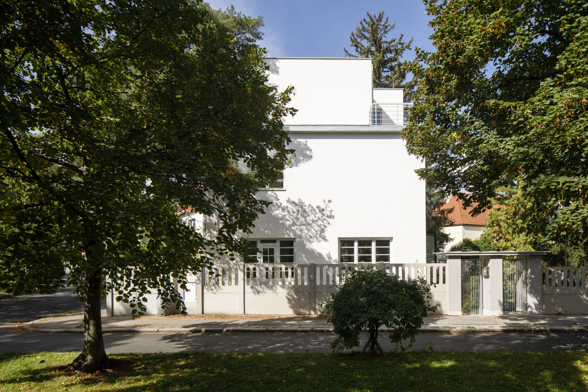 Zahradní město v Praze bylo vybudováno mezi válkami. Nachází se tu menší i větší rodinné domy dle tehdejšího vkusu. Jejich detaily však ve velkém mizí. Architektka Lenka Míková je navrátila zpět, takže si dům uchoval původní atmosféru. Zároveň je však přizpůsobený současným požadavkům na bydlení a na střeše přibyla přístavba.