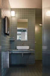 V prvé řadě je to keramické obložení baru a na toaletách. (KRO Vršovice, NEUHAUSL HUNAL)