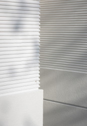 Rekonstrukce mateřské školy Polánka, ateliér CL3: Architekti budově záměrně zachovali její tradiční podobu, nově ji však podtrhli rastry profilací v omítce