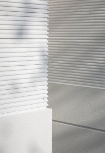 Rekonstrukce mateřské školy Polánka, ateliér CL3: Architekti budově záměrně zachovali její tradiční podobu, nově ji však podtrhli rastry profilací v omítce
