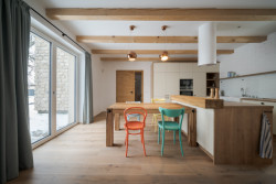 Stavení s červenou pumpou od DESTYL architekti