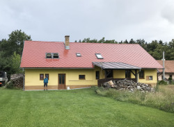 Před lety ho ale potkala nevhodná rekonstrukce a všechny jeho kvality skryl polystyren a žlutá omítka. (Rekonstrukce rodinného domu na Šumavě, Archport)