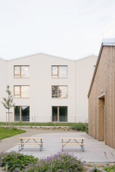 Mateřská škola má odlišně zpracovanou fasádu než domky pro seniory. (Domov pro seniory s mateřskou školou v Horních Jirčanech, ti architekti)