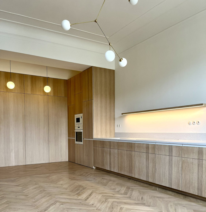 Každý detail — od integrovaného osvětlení po řešení pracovních ploch — podtrhuje technickou i estetickou kvalitu celku.